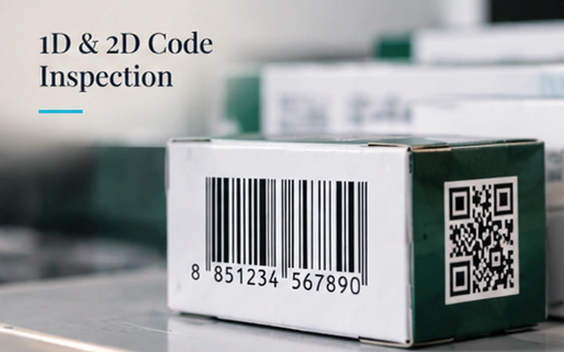 ภาพกล่องบรรจุภัณฑ์สีขาวที่พิมพ์ 1D Barcode และ QR Code บนฉลาก แสดงตัวอย่างโค้ดที่ใช้ในการตรวจสอบคุณภาพบรรจุภัณฑ์